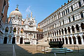 Venezia, Palazzo Ducale. Il cortile con la facciata dell'orologio.