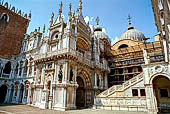 Venezia, Palazzo Ducale. Il cortile. Arco Foscari con la facciata dell'orologio, a destra la monumentale scala dei giganti.