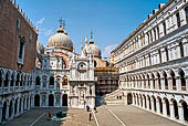 Venezia, Palazzo Ducale. Il cortile con la facciata dell'orologio e la facciata orientale