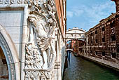 Venezia, Palazzo Ducale. Altorilievo dell'Ebbrezza di No, all'angolo sul rio di Palazzo e ponte dei sospiri.