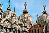 Venezia, Basilica di S. Marco. Dettaglio della facciata meridionale. Le cupole. 