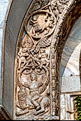 Venezia, Basilica di S. Marco, i bassorilevi delle arcate del portale centrale del '200. Dettaglio dell'archivolto dell'arco intermedio. 