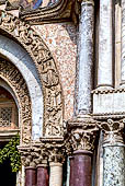 Venezia, Basilica di S. Marco, i bassorilevi delle arcate del portale centrale del '200. 