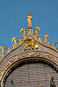 Venezia, Basilica di S. Marco. Arcone centrale deella facciata principale, il leone sullo sfondo di un cielo stellato, in alto la statua di S. Marco.