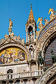 Venezia, Basilica di S. Marco. Edicola del coronamento gotico dell'ordine superiore della facciata principale con S Marco e il leone (XIV sec). Sulla sinistra il mosaico della 'Discesa al Limbo' (XVII sec)