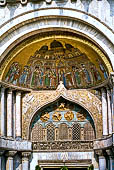 Venezia, Basilica di S. Marco. Il mosaico nella lunetta con l'Arrivo del corpo di San Marco a Venezia, (1260 -1270):  l'unico mosaico originale della facciata.