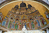 Venezia, Basilica di S. Marco. Il mosaico nella lunetta con l'Arrivo del corpo di San Marco a Venezia, (1260 -1270):  l'unico mosaico originale della facciata.