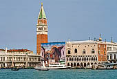 Venezia, Piazza S Marco dal bacino si S. Marco, da destra la libreria che si affaccia sulla piazzetta, il campanile e il palazzo ducale.