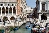 Venezia, Ponte della Paglia e ponte dei sospiri tra palazzo ducale e prigioni nuove