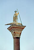 Venezia, Piazza San Marco, colonna col la statua di Todaro, San Teodoro, primo patrono della citt.