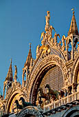 Venezia, Basilica di S. Marco. L'arcone centrale con la quadriga in bronzo dorato (II-III secolo).