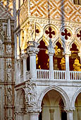 Venezia, Palazzo Ducale. Altorilievo del Giudizio di Salomone sull'angolo verso la Porta della Carta.