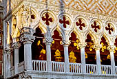 Venezia, Palazzo Ducale. Dettaglio della facciata con l'altorilievo dell'arcangelo sull'angolo verso la Porta della Carta.